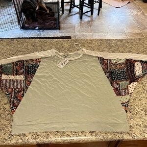 Gigio plus by Umgee Women's oversize Short Sleeve Top - Green and Cream paisley